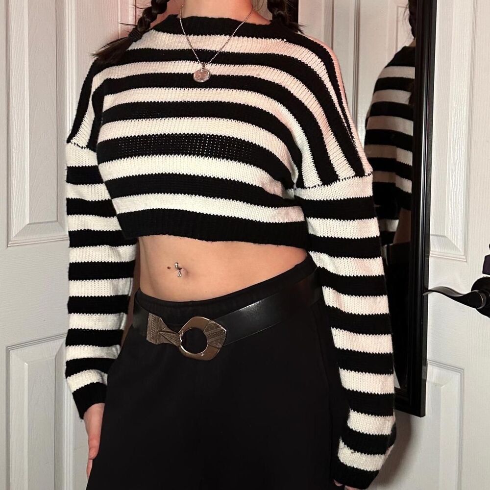 cropped black and white striped sweater 🖤🤍